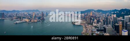 Victoria Harbour, Hongkong 11. September 2018:-Panorama der Stadt Hongkong am Abend Stockfoto