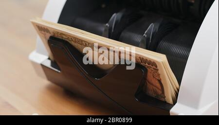 Japanische Banknote auf Geldzählmaschine Stockfoto