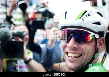 02.07.2016. Angers, Frankreich. Tour de France Etappe 3 von Granville nach Angers. News erreicht Mark Cavendish, dass er die Etappe knapp vor Andre gewonnen hat Stockfoto