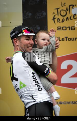 02.07.2016. Angers, Frankreich. Tour de France Etappe 3 von Granville nach Angers. Mark Cavendish Etappensieger mit seiner Familie auf dem Podium. Stockfoto