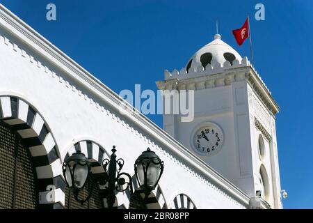 Blick auf die Spitze des Finanzministeriums in der Medina in Tunis, Tunesien. Stockfoto