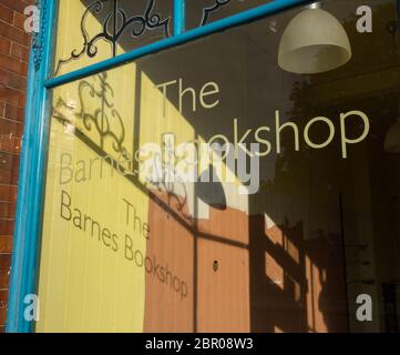 Schatten im Fenster des ehemaligen und jetzt leeren Barnes Bookshop, Barnes, London, SW13, Großbritannien Stockfoto