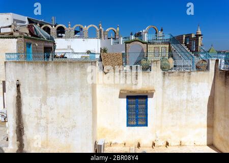 Blick auf die farbenfrohe Terrasse mit Mosaiken und Teppichen in Tunis, Tunesien. Stockfoto