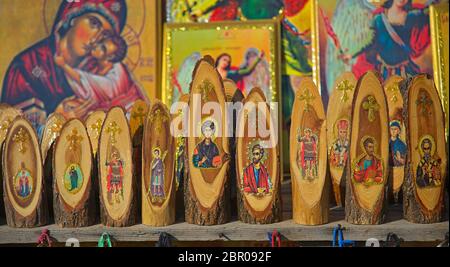 Verschiedene orthodoxe christliche Holzschnitzereien und Symbole auf dem Display an der Markt für Verkauf Stockfoto