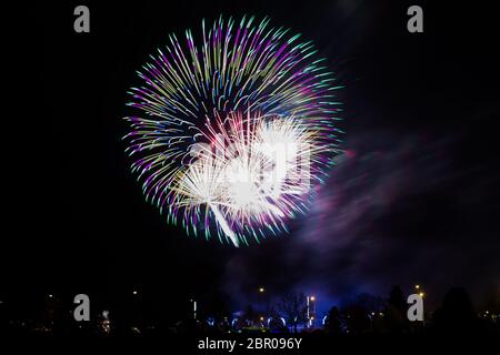 Helles Feuerwerk Ballon auf einem schwarzen Himmel Stockfoto