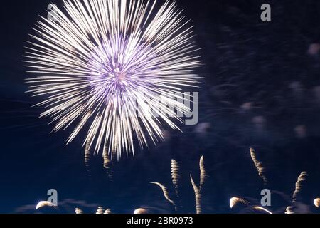 Helles Feuerwerk Ballon auf einem schwarzen Himmel Stockfoto