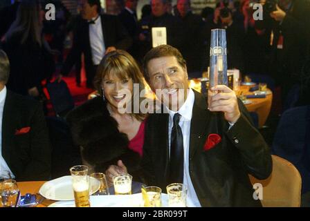 Deutscher Fernsehpreis 2004 - Verleihung des 6. Deutsche Fernsehpreis im Coloneum in Köln. After-Show-Party. Udo Jürgens und Tochter Jenny. Stockfoto