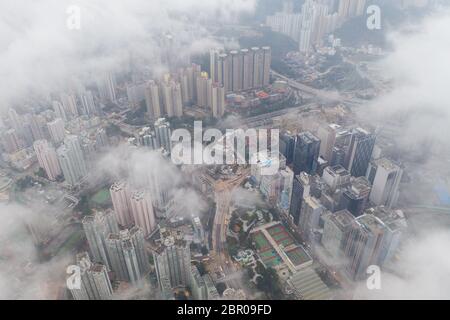 Diamond Hill, Hong Kong: 21. Februar 2019: Hong Kong City aus der Luft mit Wolke Stockfoto