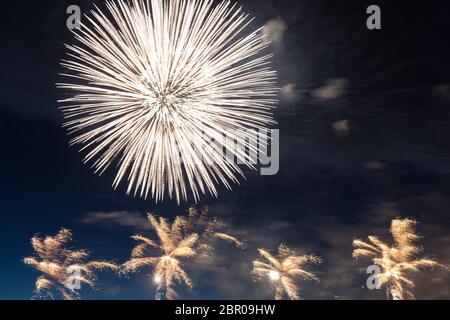 Helles Feuerwerk Ballon auf einem schwarzen Himmel Stockfoto