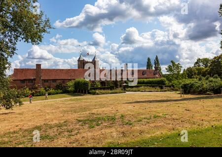 Blick auf Sissinghurst Castle Gardens und seine Besicheranlagen, Kent, Großbritannien. Aus öffentlichen Fußwegen entnommen, Stockfoto