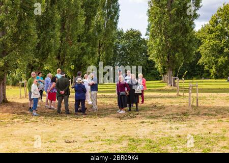 Blick auf Sissinghurst Castle Gardens und seine Besicheranlagen, Kent, Großbritannien. Aus öffentlichen Fußwegen entnommen, Stockfoto