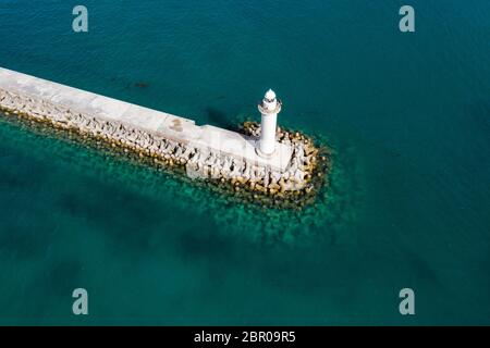 Drohne fliegt über Leuchthaus im Meer Stockfoto