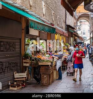 05-18-2020 Bologna, Emilia Romagna, Italien. Tägliches Einkaufen zur Zeit des Coronavirus in der Innenstadt. Stockfoto