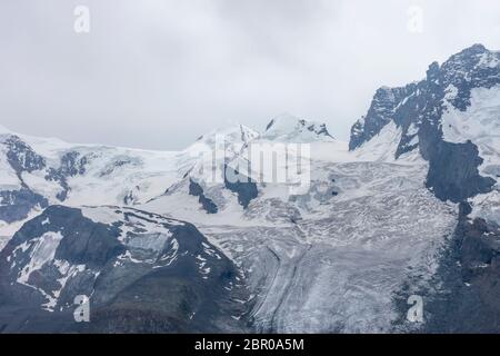 Sommerlandschaft mit permanenten Gletschern Schweizer Alpen Zermatt Stockfoto