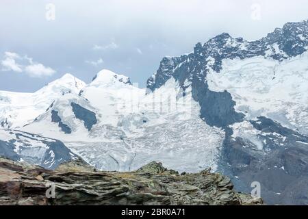 Sommerlandschaft mit permanenten Gletschern Schweizer Alpen Zermatt Stockfoto