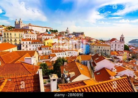 Alfama Altstadt von Miradouro das Portas do Sol Aussichtspunkt in Lissabon, Portugal Stockfoto