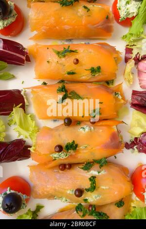 Wunderbare und köstliche geräucherter Lachs Brötchen mit Salat Tomaten Oliven und Käse Stockfoto