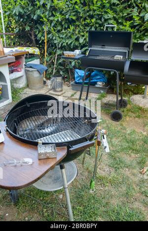 Ein schwarzen Grill bereit für einen langsamen Kochen Grillen zog Schweinefleisch und Rippen Stockfoto