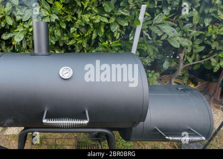 Ein schwarzen Grill bereit für einen langsamen Kochen Grillen zog Schweinefleisch und Rippen Stockfoto