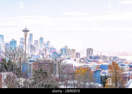 Seattle Stadtbild im Morgenlicht im Winter, Aufnahmen vom Aussichtspunkt Kerry Park, Washington, USA. Stockfoto