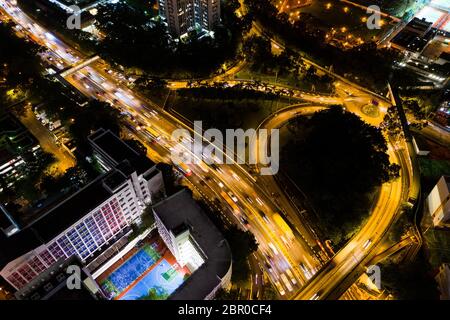 Luftaufnahme der Innenstadt von Hongkong bei Nacht Stockfoto