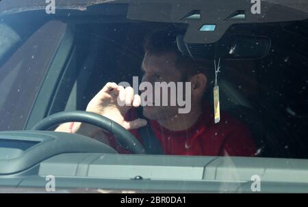 James Milner aus Liverpool kommt auf dem Melwood-Trainingsgelände des Clubs an, nachdem die Premier League angekündigt hat, dass Spieler ab Dienstag in kleinen Gruppen zum Training zurückkehren können. Stockfoto