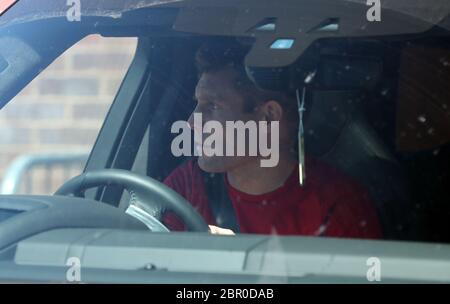 James Milner aus Liverpool kommt auf dem Melwood-Trainingsgelände des Clubs an, nachdem die Premier League angekündigt hat, dass Spieler ab Dienstag in kleinen Gruppen zum Training zurückkehren können. Stockfoto