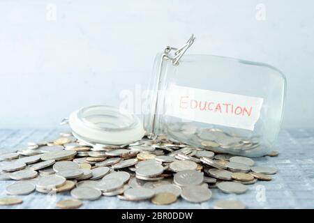 Geld Münzen und Glas Glas mit Bildung Etikett, das Finanzkonzept. Stockfoto