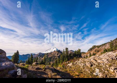 Szene des Mt. Baker vom Artist Point Wandergebiet, landschaftlich schöne Aussicht auf Mt. Baker Snoqualmie National Forest Park, Washington, USA. Stockfoto