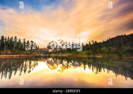Szenische Ansicht von mt Shuksan bei Sonnenuntergang mit Spiegelung im Wasser, Washington, USA.. Stockfoto