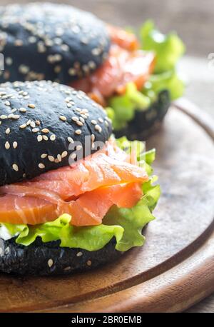 Schwarz Sandwich mit Lachs und Frischkäse Stockfoto