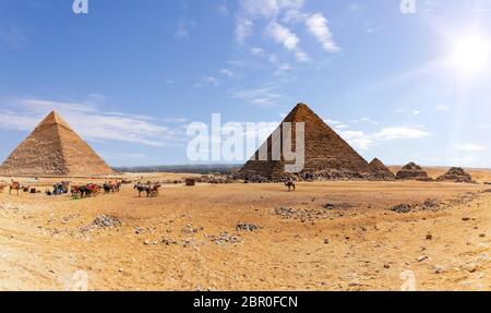 Pyramiden von Gizeh und das Lager der Beduinen und Kamelen, Ägypten. Stockfoto