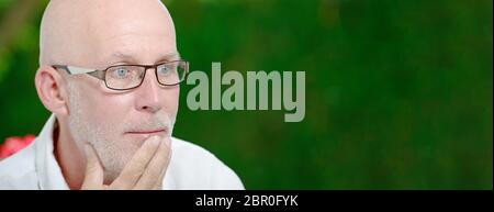 Ein Porträt von einem Mann mittleren Alters in Home, horizontale Foto Banner Stockfoto