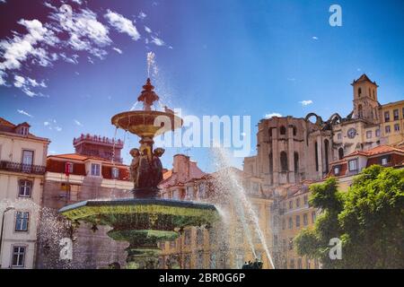 Wasserbrunnen auf dem König Pedro IV Platz im Rossio Viertel in Lissabon City, Portugal Stockfoto