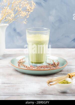 Grüner Matcha Tee Latte Getränk in hohem Glas Stockfoto