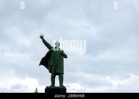 Ufa, Russland: Skulptur von Wladimir Iljitsch Lenin auf dem Stadtplatz gegen den blauen Himmel. Ufa Stadt, Russland. Stockfoto