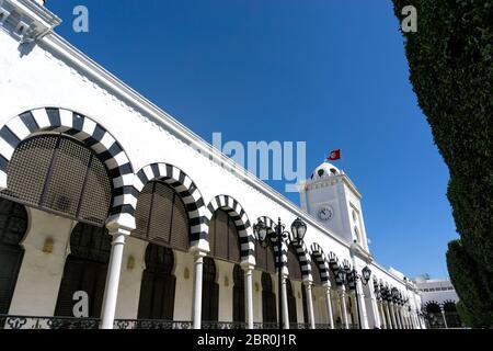 Ansicht des Ministeriums der Finanzen Gebäude in der Medina von Tunis, Tunesien. Stockfoto