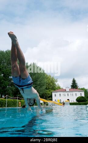 Leipzig, Deutschland. Mai 2020. Ein junger Mann springt im Schreberbad ins Wasser. Die Stadt Leipzig informierte bei einer Pressekonferenz über die Eröffnung der Freibadsaison in Zeiten von Corona-Beschränkungen. Quelle: Sebastian Willnow/dpa-Zentralbild/dpa/Alamy Live News Stockfoto