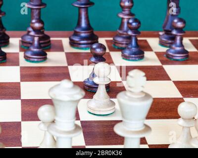 Blick von der weißen Seite der Schach Schachfiguren in der Mitte des Schachbretts Stockfoto