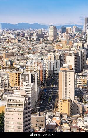 Luftaufnahme von Tokio Skylines und Wolkenkratzer Gebäude in der Shinjuku Station in Tokyo. Von Tokio Bunkyo Civic Center Observatory Sky Schreibtisch genommen. Stockfoto