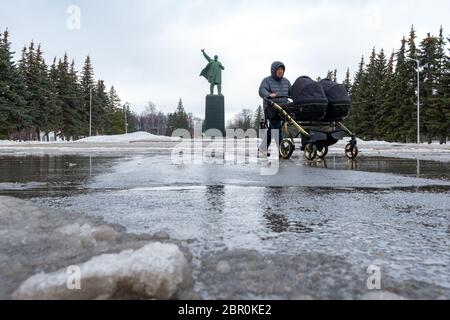 Ufa, Russland: Skulptur von Wladimir Iljitsch Lenin auf dem Stadtplatz gegen den blauen Himmel. Ufa Stadt, Russland. Stockfoto