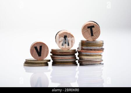 In der Nähe von Holz- MW-Block auf wachsende Gestapelte Münzen Stockfoto