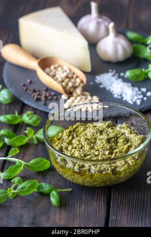 Zutaten für Pesto auf den schwarzen Stein board Stockfoto