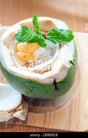 Coconut affogato mit Espresso und Eis italienische Dessert, im ganzen Kokosnuss serviert. Stockfoto