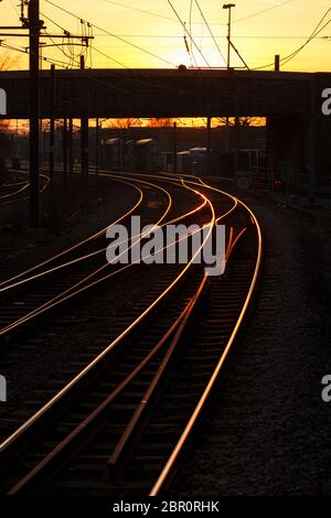 Sonnenuntergang auf der Bahnlinie mit den Kreuzungspunkten am westlichen Ende der Skipton Station Stockfoto