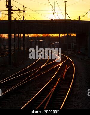 Sonnenuntergang auf der Bahnlinie mit den Kreuzungspunkten am westlichen Ende der Skipton Station Stockfoto