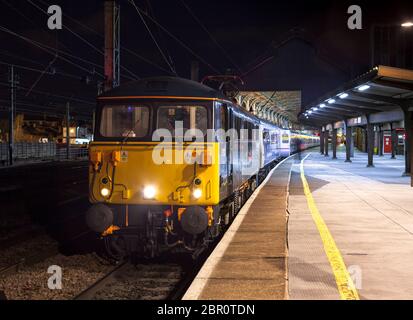 AC Lokomotive Gruppe 87 elektrische Lokomotive 87002 in Preston mit dem Tiefland Caledonian Sleeper Train nach London von Edinburgh & Glasgow Stockfoto