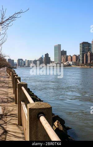 Blick auf den East River mit Hauptsitz der Vereinten Nationen von Roosevelt Island in New York City, USA Stockfoto