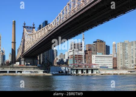 Ed Koch Queensboro Bridge, auch bekannt als die 59th Street Bridge, über den East River, von Roosevelt Island in New York City, USA aus gesehen Stockfoto