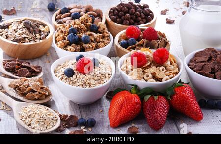Schalen mit verschiedenen Arten von Frühstück Getreideprodukte. Stockfoto